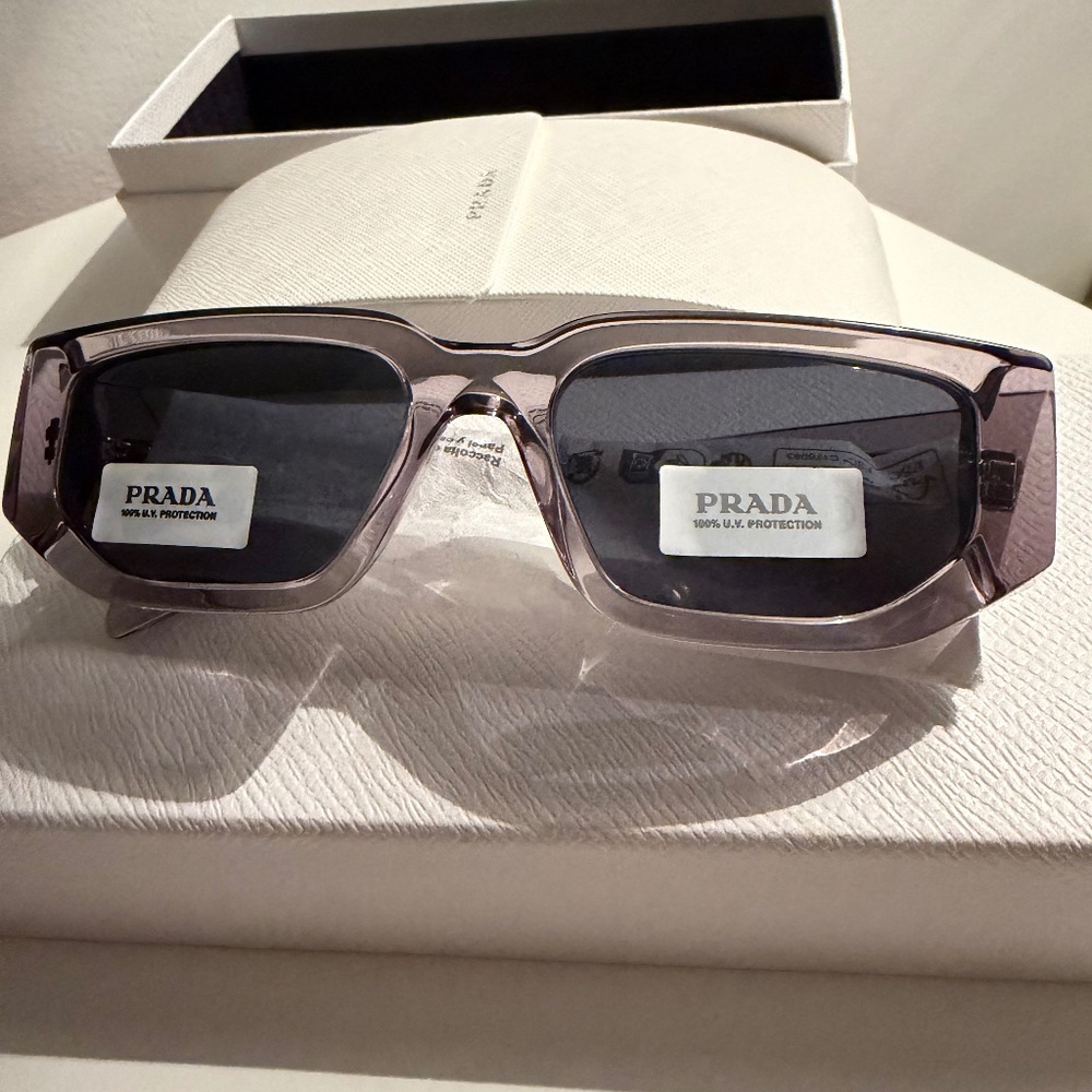 Prada sunglasses with triangle logo Product code: SPR09Z_E18S_FE09T_C_054